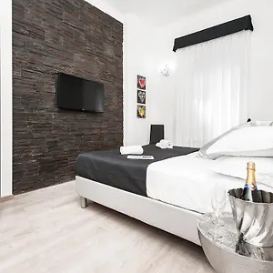 Black Colosseo Гостевой дом Рим